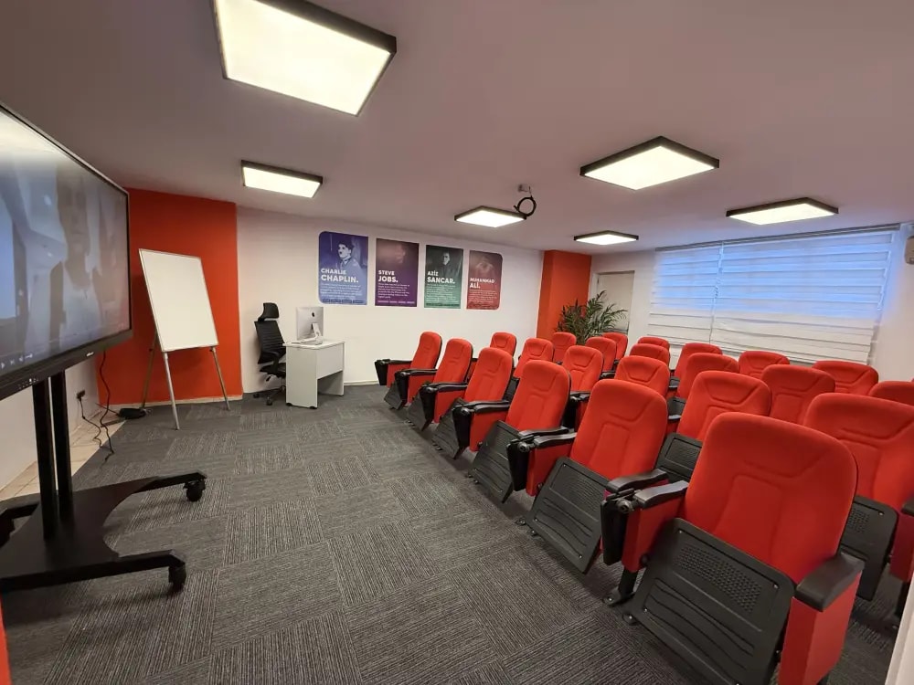 Kırmızı koltuklu konferans ve seminer salonu